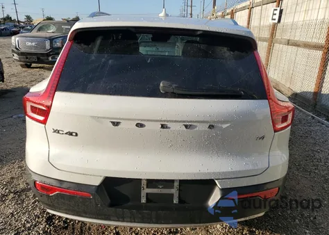 2019 Volvo Xc40 T4 Momentum z USA, uszkodzony, nr VIN YV4AC2HK4K2154423